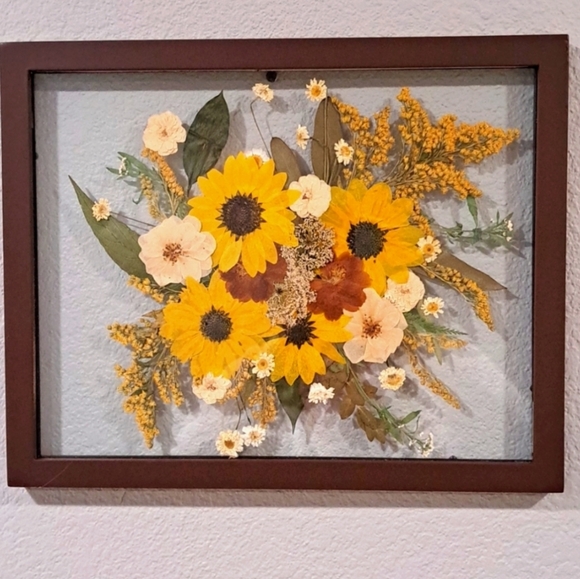 - Beautiful pressed sunflowers and more Forever flower bouquet 🌻 - Picture 3 of 3